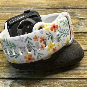 Add a touch of spring to your smartwatch with our Wildflower Print Watch Band for Apple, Samsung, and Fitbit. Stylish and vibrant floral design. Shop now!