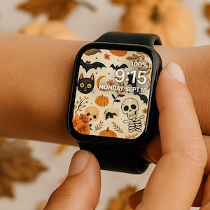Può includere: Smartwatch nero con display a tema Halloween. Lo schermo mostra un gatto nero, pipistrelli, zucche e un teschio. L'ora è 9:15, lunedì 16 settembre. L'orologio è su un polso.