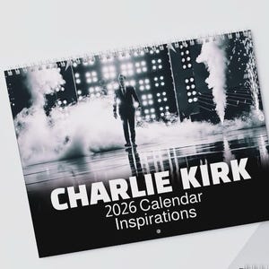 Pode incluir: Calendário com espiral com uma imagem a preto e branco de um homem de fato num palco. O calendário apresenta o texto "CHARLIE KIRK 2026 Inspirations" em branco.