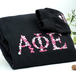Sudadera de hermandad con letras griegas florales bordadas - Regalo personalizado - Ropa de vida griega personalizada para niñas, regalo de graduación para ella
