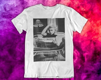 Marilyn Monroe Reading Newspaper Retro Black and White Photograph T-Shirt