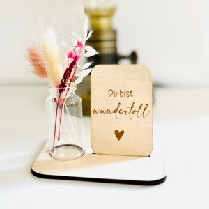 Holzkarte mit Trockenblumen