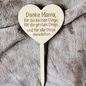May include: Wooden heart-shaped sign with the text "Danke Mama, f&uuml;r die kleinen Dinge, f&uuml;r die gro&szlig;en Dinge, und f&uuml;r alle Dinge dazwischen."