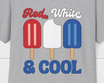 Könnte beinhalten: Ein graues T-Shirt mit einem Design aus roten, weißen und blauen Eis am Stiel. Der Text "Red, White & COOL" befindet sich über und unter den Eis am Stiel. Das Shirt hat einen Rundhalsausschnitt und kurze Ärmel.