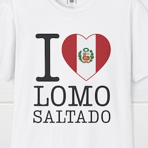 Peut inclure: T-shirt blanc avec l'inscription "I LOMO SALTADO" en noir. Le "O" de "I" est remplacé par un cœur avec le drapeau péruvien. Un t-shirt pour les amateurs de cuisine péruvienne.