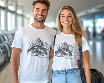 Puede incluir: Dos personas con camisetas blancas con un dibujo en línea negra de Machu Picchu en la parte delantera. El texto "Machu Picchu" está impreso debajo del dibujo.
