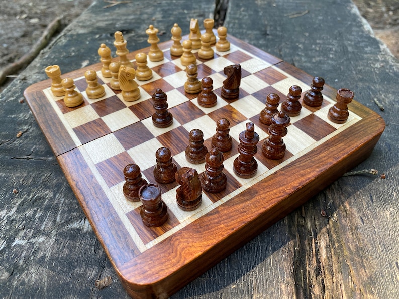 Jeu d'échecs de voyage Mini jeu d'échecs Jeux d'échecs magnétiques en bois avec échiquier 5 12,5 cm et 7 18 cm cadeau pour lui Cadeau de Noël image 5