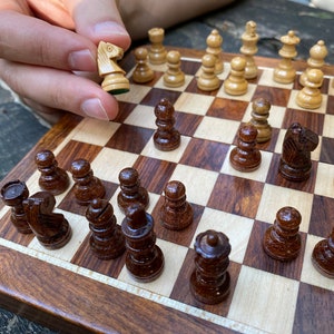 Jeu d'échecs de voyage Mini jeu d'échecs Jeux d'échecs magnétiques en bois avec échiquier 5 12,5 cm et 7 18 cm cadeau pour lui Cadeau de Noël image 9