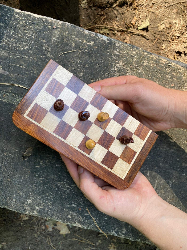 Jeu d'échecs de voyage Mini jeu d'échecs Jeux d'échecs magnétiques en bois avec échiquier 5 12,5 cm et 7 18 cm cadeau pour lui Cadeau de Noël image 2