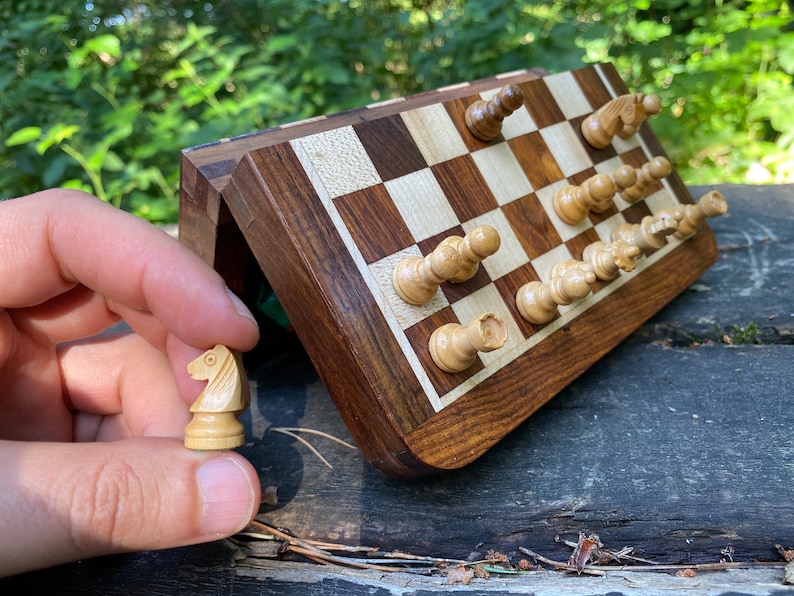 Jeu d'échecs de voyage Mini jeu d'échecs Jeux d'échecs magnétiques en bois avec échiquier 5 12,5 cm et 7 18 cm cadeau pour lui Cadeau de Noël image 1