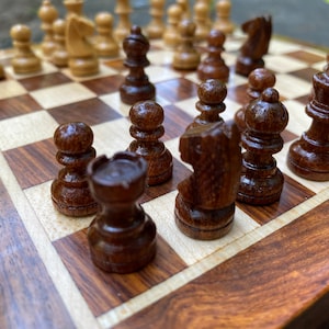 Jeu d'échecs de voyage Mini jeu d'échecs Jeux d'échecs magnétiques en bois avec échiquier 5 12,5 cm et 7 18 cm cadeau pour lui Cadeau de Noël image 6