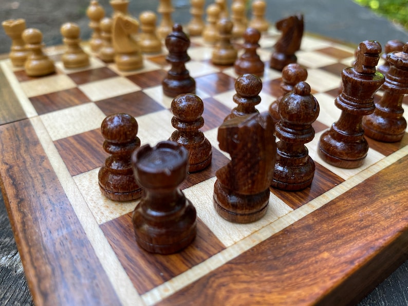 Jeu d'échecs de voyage Mini jeu d'échecs Jeux d'échecs magnétiques en bois avec échiquier 5 12,5 cm et 7 18 cm cadeau pour lui Cadeau de Noël image 6