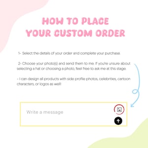 Op de afbeelding: Een roze en witte afbeelding met instructies over het plaatsen van een aangepaste bestelling. De tekst luidt "HOE U UW AANGEPASTE BESTELLING PLAATST" en geeft stappen voor het selecteren van details, het kiezen van foto's en het verzenden van een bericht. Een pictogram voor het uploaden van afbeeldingen en een pijl zijn ook zichtbaar.