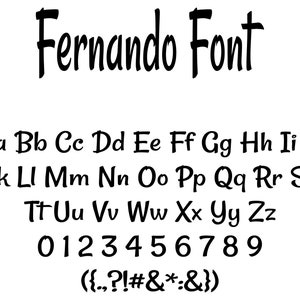 Pode incluir: Imagem em preto e branco mostrando a fonte "Fernando Font". A fonte inclui letras maiúsculas e minúsculas, números de 0 a 9 e vários símbolos. O estilo da fonte é manuscrito e casual.