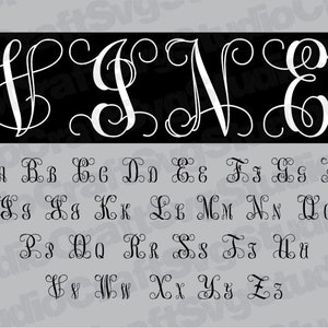 Op de afbeelding: Een zwart-wit alfabetlettertype met een decoratieve, cursieve stijl. De letters zijn alfabetisch gerangschikt. Het lettertype is perfect voor het maken van monogrammen, uitnodigingen en andere decoratieve projecten.