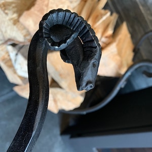 Série d'outils et de tisonniers Rams Head Log Fire avec une touche. Fabriqué par un forgeron, forgé à la main.