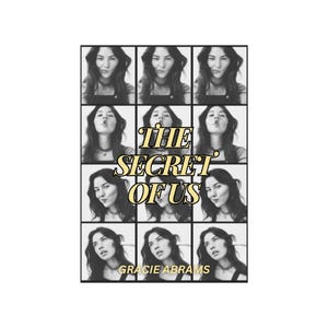 Op de afbeelding: Een zwart-wit albumhoes met een raster van negen foto's van een vrouw. De tekst "THE SECRET OF US" staat in gouden letters en de naam van de artiest "GRACIE ABRAMS" staat in kleinere gouden letters onderaan.