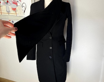 Cappotto Salvatore Ferragamo, cappotto vintage nero, elegante stile anni '80, moda rara, capospalla femminile, pezzo da collezione, all'avanguardia