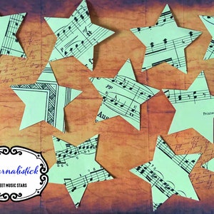 30 stervormen gesneden uit oude bladmuziek perfect voor uw scrapbooking of junk journalling projecten.