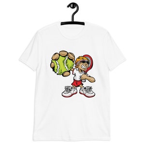 Puede incluir: Camiseta blanca con una ilustración de dibujos animados de un jugador de tenis sosteniendo una raqueta de tenis y una pelota de tenis.