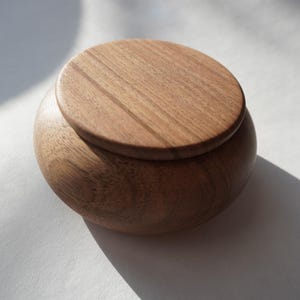 Boîte à bijoux en noyer | Organiseur en bois | Artisanat d'exception | Boîte en noyer pour rangement de bijoux | Accessoire décoratif
