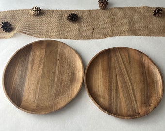 L'assiette en bois de noyer fait à la main, diamètre 26 cm