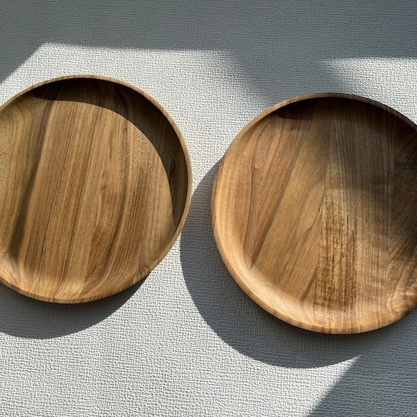 The handmade walnut wood plate, diameter 24 cm