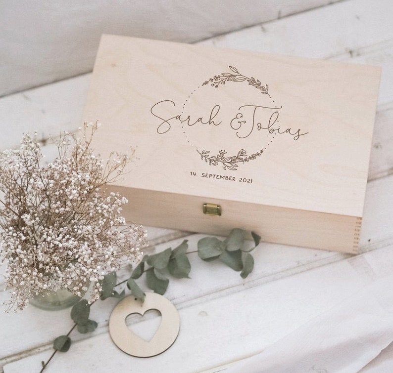 Erinnerungskiste personalisiert Erinnerungsbox zur Hochzeit mit Namen Hochzeitsgeschenk personalisiert glücklicheiraten EB04 Bild 1