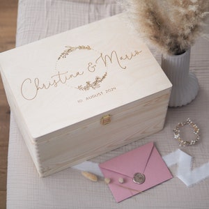 Erinnerungskiste personalisiert Erinnerungsbox zur Hochzeit mit Namen Hochzeitsgeschenk personalisiert glücklicheiraten EB04 Bild 9