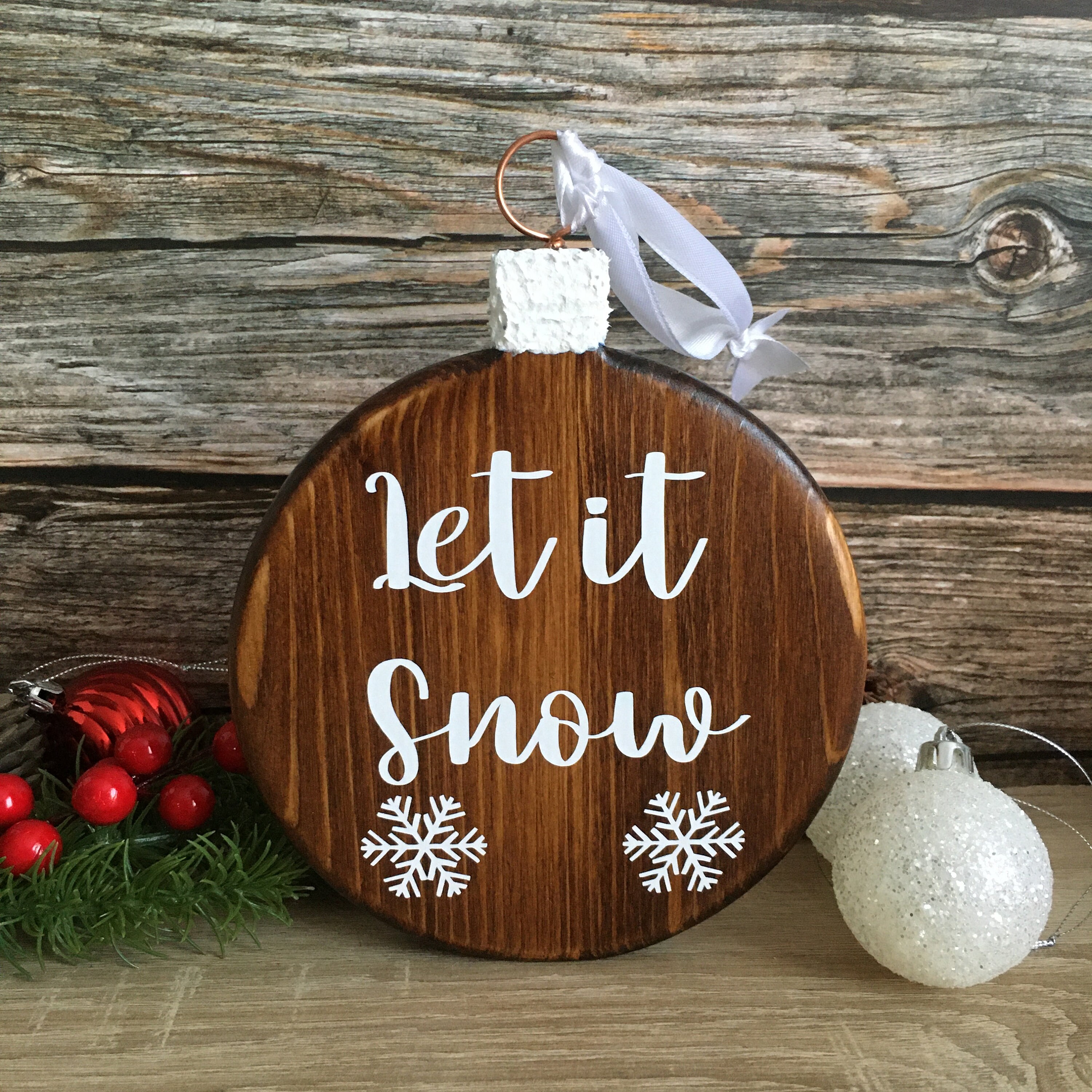 Grosse Boule en Bois à Poser ou Suspendre Ornement Décoration Cosy Hiver Farmhouse Let It Snow | Liv