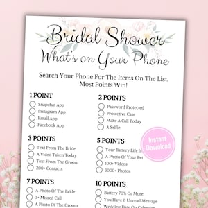 Könnte beinhalten: Ein druckbares Brautparty-Spiel mit floralem Design. Das Spiel heißt "What's on Your Phone?" und fordert die Spieler auf, ihre Telefone nach Gegenständen auf einer Liste zu durchsuchen. Die Liste enthält Gegenstände wie "Snapchat App", "Passwortgeschützt", "Text From The Bride", "Your Battery Life Is", "A Photo Of The Bride" und "Battery 70% Or More".