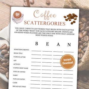 Pode incluir: Um jogo de festa imprimível com tema de café chamado "Scattergories". O jogo exige que os jogadores listem palavras que começam com cada letra da palavra "BEAN" para diferentes categorias. O jogo inclui categorias como "Algo marrom", "Título do livro", "Ator famoso", "Aplicativo", "Atividade", "Nome da cafeteria", "Tipo de café", "Hábito", "Tipo de pastelaria", "Jogo" e "Café da manhã".
