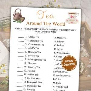 以下が含まれることがあります： 「Tea Around The World」というタイトルの印刷可能なゲームシート。ティーポットとカップのイラストが描かれています。このゲームでは、お茶の種類と原産地を一致させます。「Instant Download」ステッカーが含まれています。
