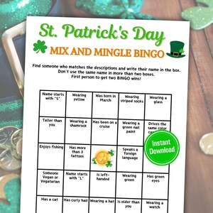 Op de afbeelding: St. Patrick's Day Mix and Mingle Bingo-spelkaart met een groene klaver en een kabouterhoed. De kaart heeft 25 vakjes met verschillende prompts om mensen op een feestje te vinden. Bijvoorbeeld: "Naam begint met 'S'," "Draagt geel," "Geboren in maart," "Draagt gestreepte sokken," en "Draagt een glas."