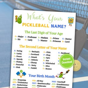 Puede incluir: Una hoja imprimible blanca con el texto "What's Your Pickleball Name?" y varias listas para generar un nombre de pickleball. Incluye ilustraciones de un pepinillo, palas de pickleball y una pelota de pickleball. Cuenta con un botón de "Descarga instantánea".