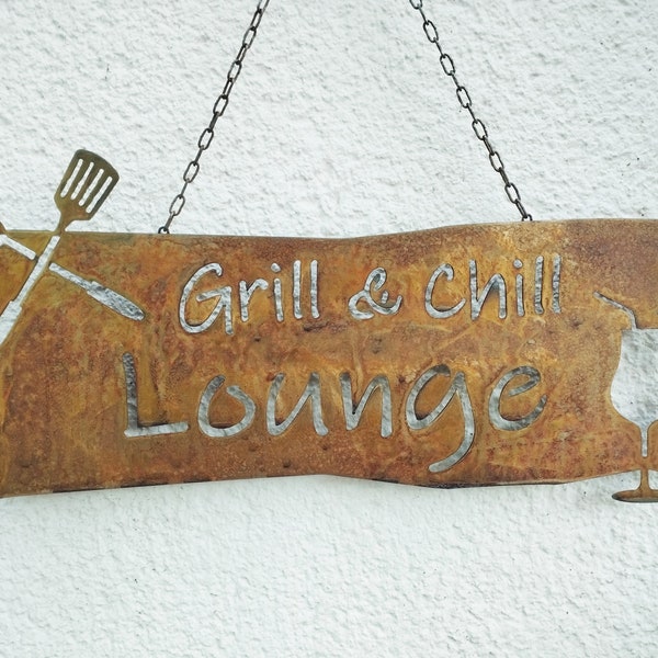 Personalisierte Spruchtafel Edelrost Grill und Chill Lounge Gartendeko Rostdeko Metall zum Hängen mit Kette