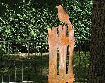 Rostiger Vogel Rabe auf Gartenzaun Gartendeko Edelrost