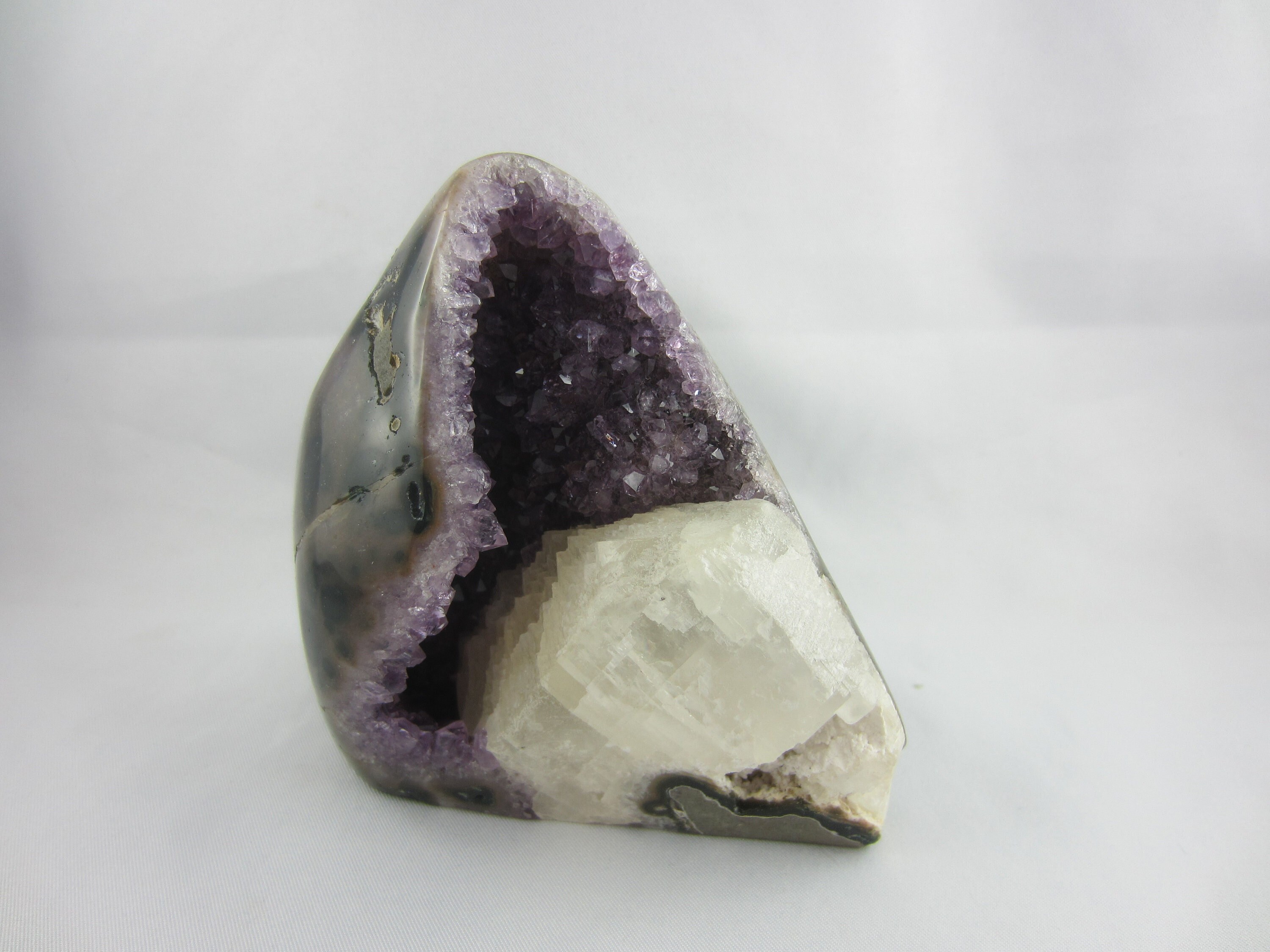 Géode en Améthyste d'uruguay + Calcite ;qualité Aa