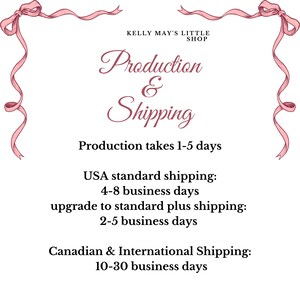 Peut inclure: Bordure de ruban rose avec le texte "Kelly May's Little Shop" et "Production & Exp&eacute;dition". Le texte ci-dessous indique "Production prend 1 &agrave; 5 jours". Le texte ci-dessous indique "Exp&eacute;dition standard aux &Eacute;tats-Unis : 4 &agrave; 8 jours ouvrables, mise &agrave; niveau vers l'exp&eacute;dition standard plus : 2 &agrave; 5 jours ouvrables, Exp&eacute;dition au Canada et &agrave; l'international : 10 &agrave; 30 jours ouvrables".