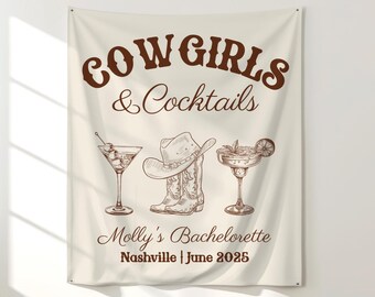 Peut inclure: Une bannière en tissu blanc avec du texte brun qui dit "Cowgirls & Cocktails" avec un dessin de bottes de cow-boy, un chapeau de cow-boy et deux cocktails. Le texte sous le dessin dit "Molly's Bachelorette Nashville | June 2025".