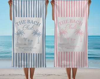 Puede incluir: Dos toallas de playa con rayas azules y rosas. Las toallas tienen un diseño blanco con el texto "The Bach Club" y palmeras. El texto "Georgia's Bachelorette Miami, FL" también está en las toallas.