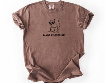 Camiseta divertida de ardilla que se distrae fácilmente / Lindo regalo para amantes de la naturaleza / Camiseta con juego de palabras con animales para mujeres y hombres / Camiseta gráfica para senderismo al aire libre