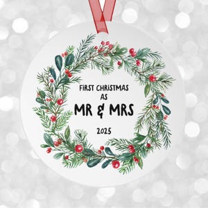 Adorno de Navidad para recién casados 2025, adorno para el Sr. y la Sra., regalo para recién casados, adorno para nuestra primera Navidad, adorno personalizado