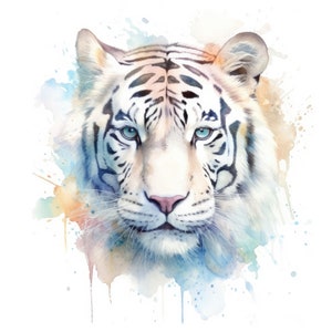 Op de afbeelding: Een witte tijger met blauwe ogen is afgebeeld in een aquarel. Het gezicht van de tijger is het middelpunt van de afbeelding, met zijn strepen en snorharen zichtbaar. De achtergrond is een zachte was van blauwe en oranje aquarel.