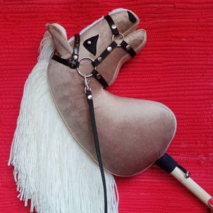 Hobby Horse Palomino pour Hobby Horsing pour Enfants et Adolescents de 7 à  20 Ans- Cheval bâton avec Filet, rênes + Accessoires Bonnet et Licol