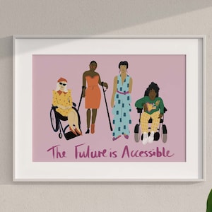 Op de afbeelding: Een roze achtergrond met vier vrouwen, waarvan er drie in een rolstoel zitten. De vrouwen dragen kleurrijke kleding. De tekst "The Future is Accessible" staat in paars onderaan de afbeelding.