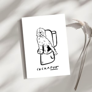 Op de afbeelding: Zwart-wit illustratie van een Cockapoo hond op een toilet. Het woord "Cockapoo" staat in een handgeschreven lettertype onder de afbeelding. De illustratie staat op een witte achtergrond.