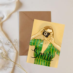 Ragazza con macchina fotografica vintage sorridente - Biglietto d'auguri illustrato fatto a mano - Compleanno o tutte le occasioni
