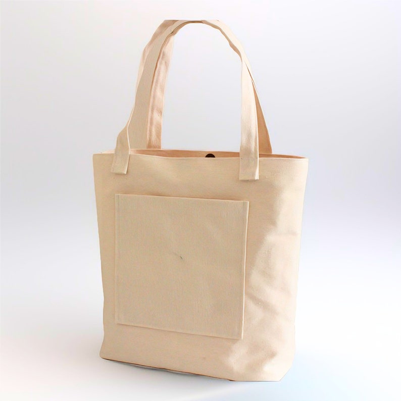 K&ouml;nnte beinhalten: Eine beige Canvas-Tragetasche mit einer gro&szlig;en Tasche auf der Vorderseite. Die Tasche hat zwei lange Henkel.