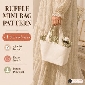 Może przedstawiać: Cyfrowy wykroj krawiecki na mini torebkę z falbanką z napisem Ruffle Mini Bag Pattern, 1 Size Included, A4 + A0 Format, Photo Tutorial oraz Instant Download. Obraz przedstawia kremową torbę z płótna z zieloną falbanką w kwiatowy wzór.